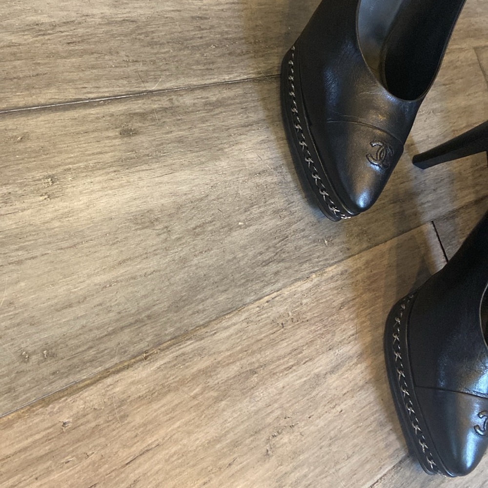 Like new-Chanel Black Lambskin chain platform pumps-42 - Picture 6 of 9
